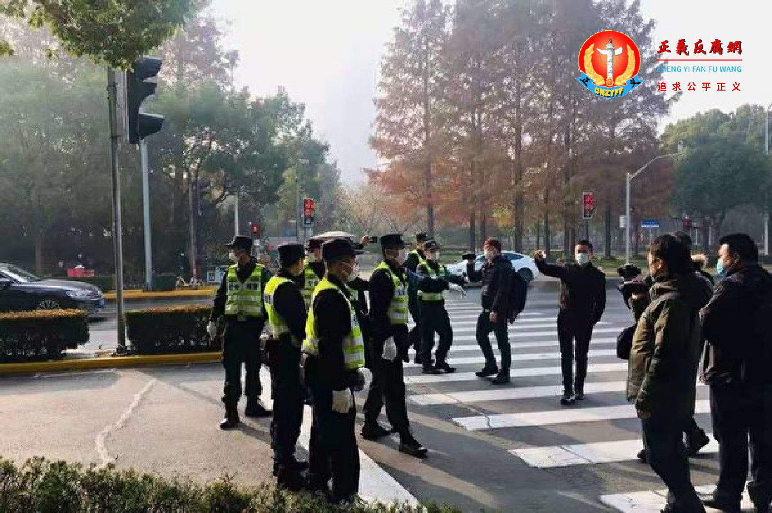 12月28日，维权律师、公民记者张展案在上海市浦东新区法院开庭，遭重判四年。图为法庭外警察驱赶声援者。.png