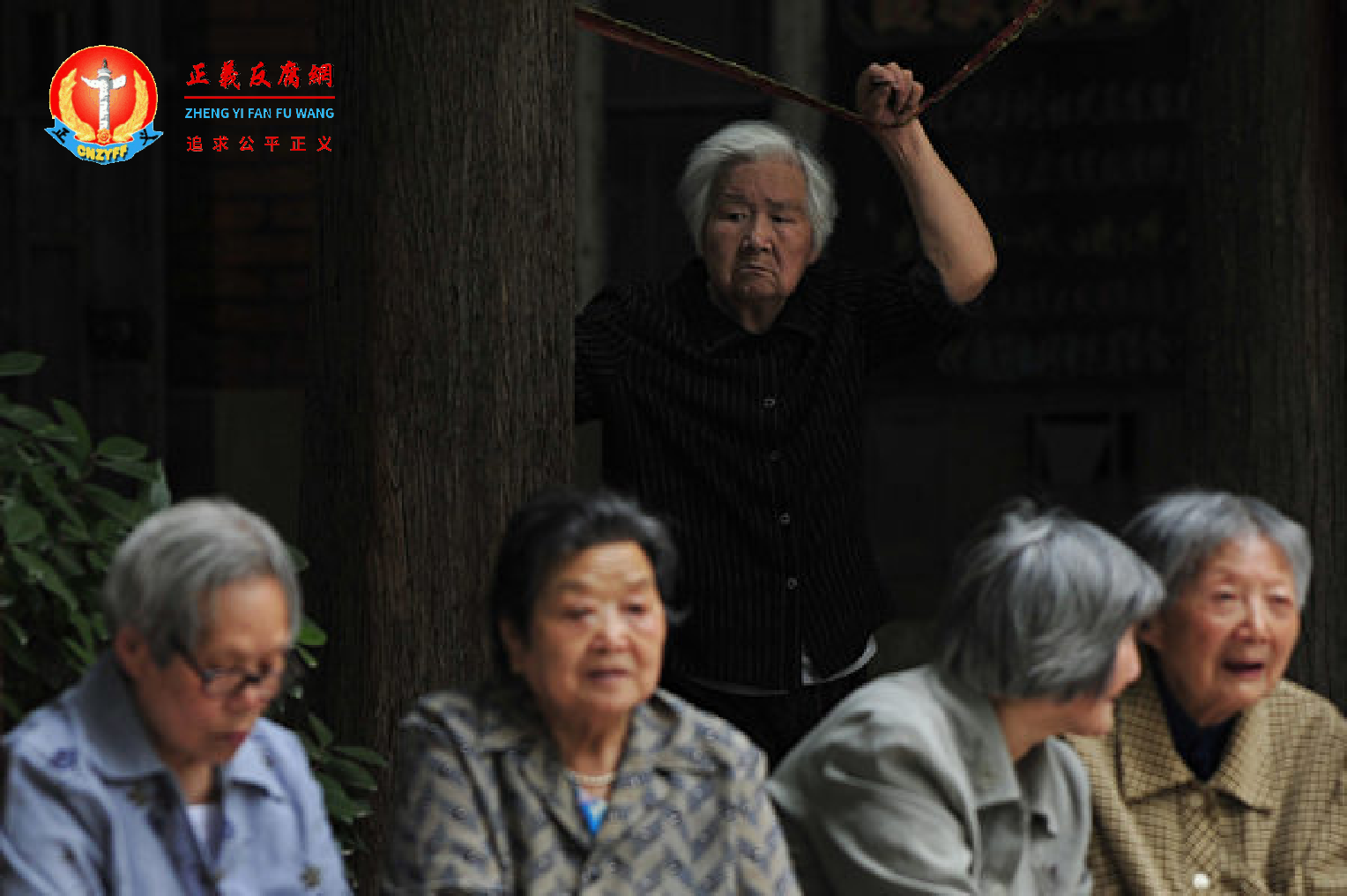 湖南益阳养老机构骗取老人积蓄跑路，涉及两千多老人。图为南京街头的老人。.png
