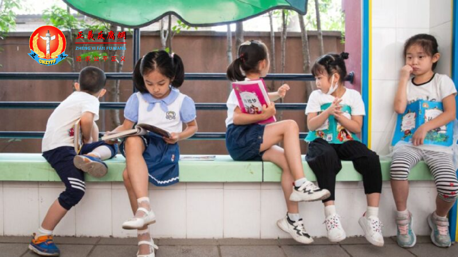 2020 年 9 月 1 日，湖北省武汉市的几名小学生在校门口翻看新书。.png