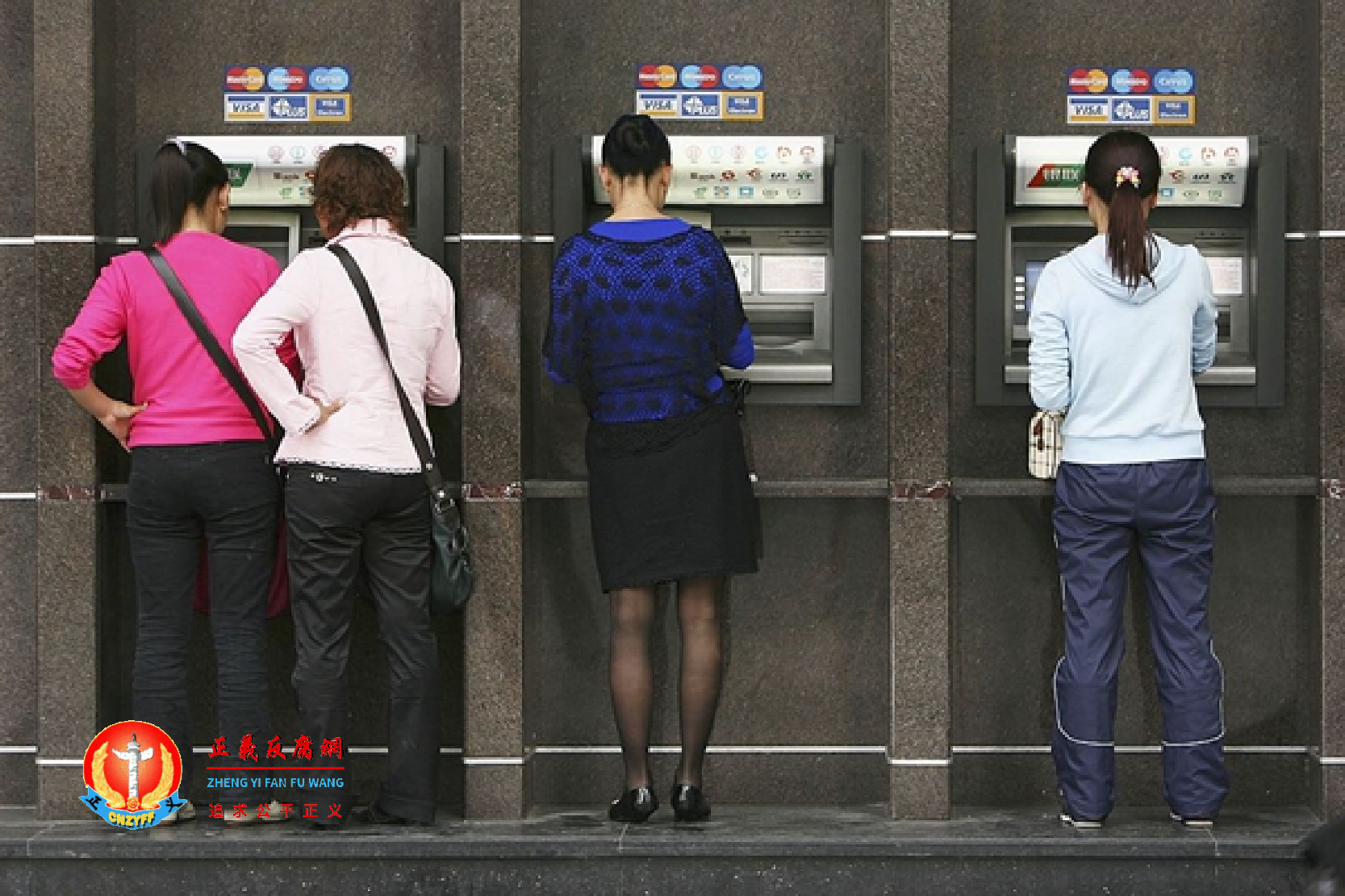 图为2006年4月3日，在重庆市的一条街道上，人们正在自动取款机取钱。.png