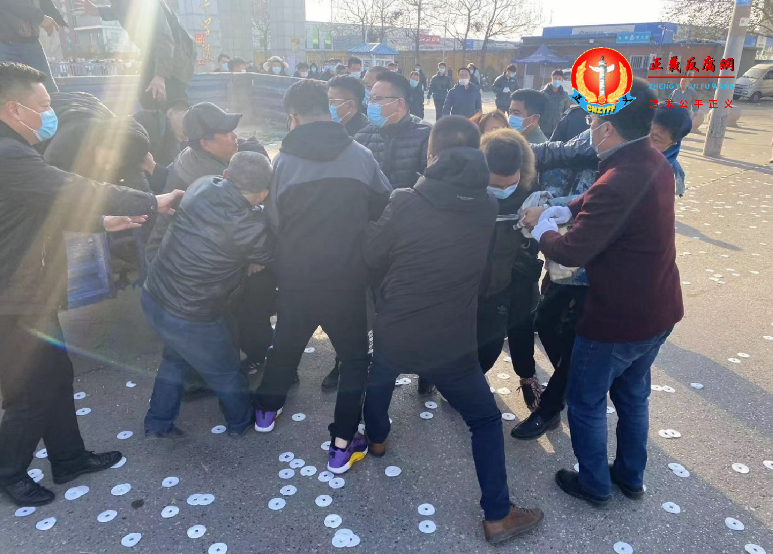 11月25日，家属在校门口拉横幅抗议，遭到校方的暴力驱赶。家属运来的棺材也被学校的铲车鏟入校内的垃圾箱.png