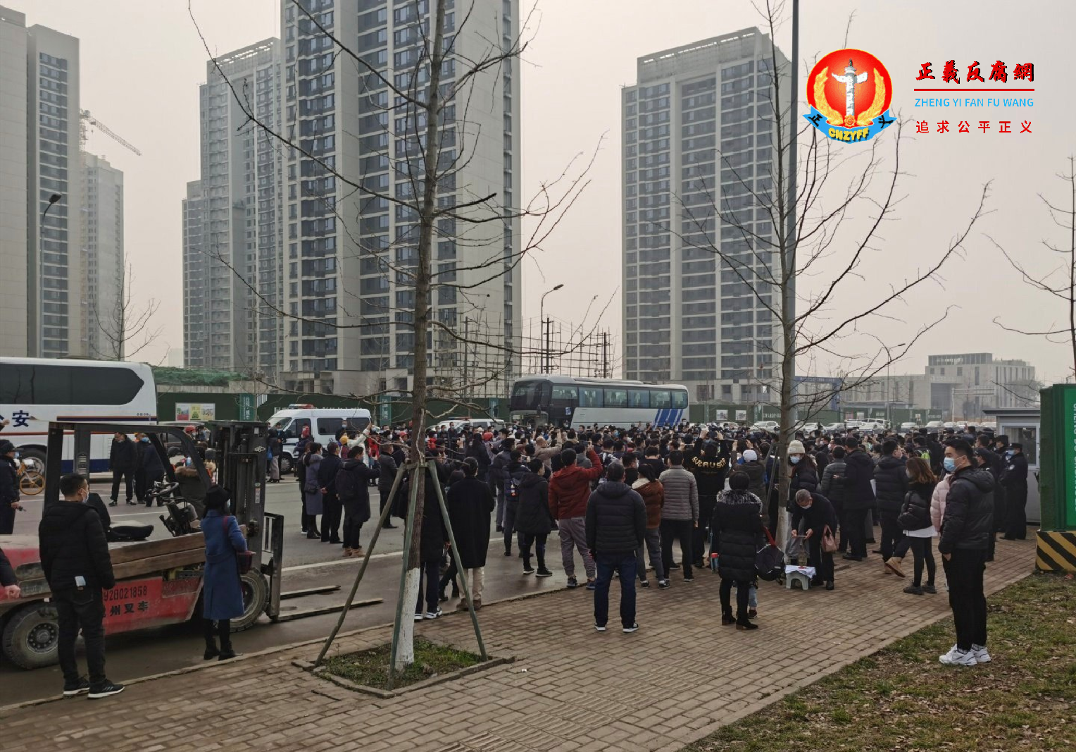 1月23日，业主到怡心湖污水处理厂附近维权.png
