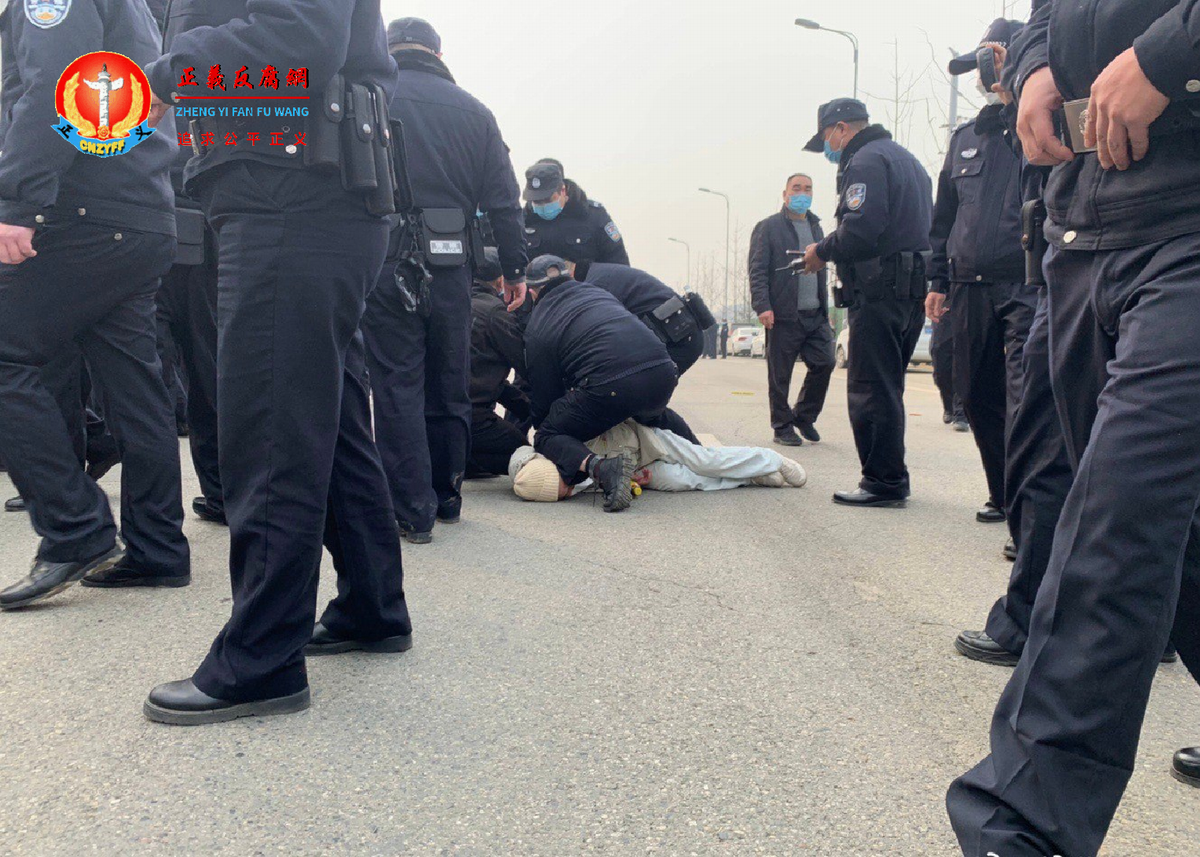 一名维权业主遭警察跪压，上演成都版“我无法呼吸”。.png