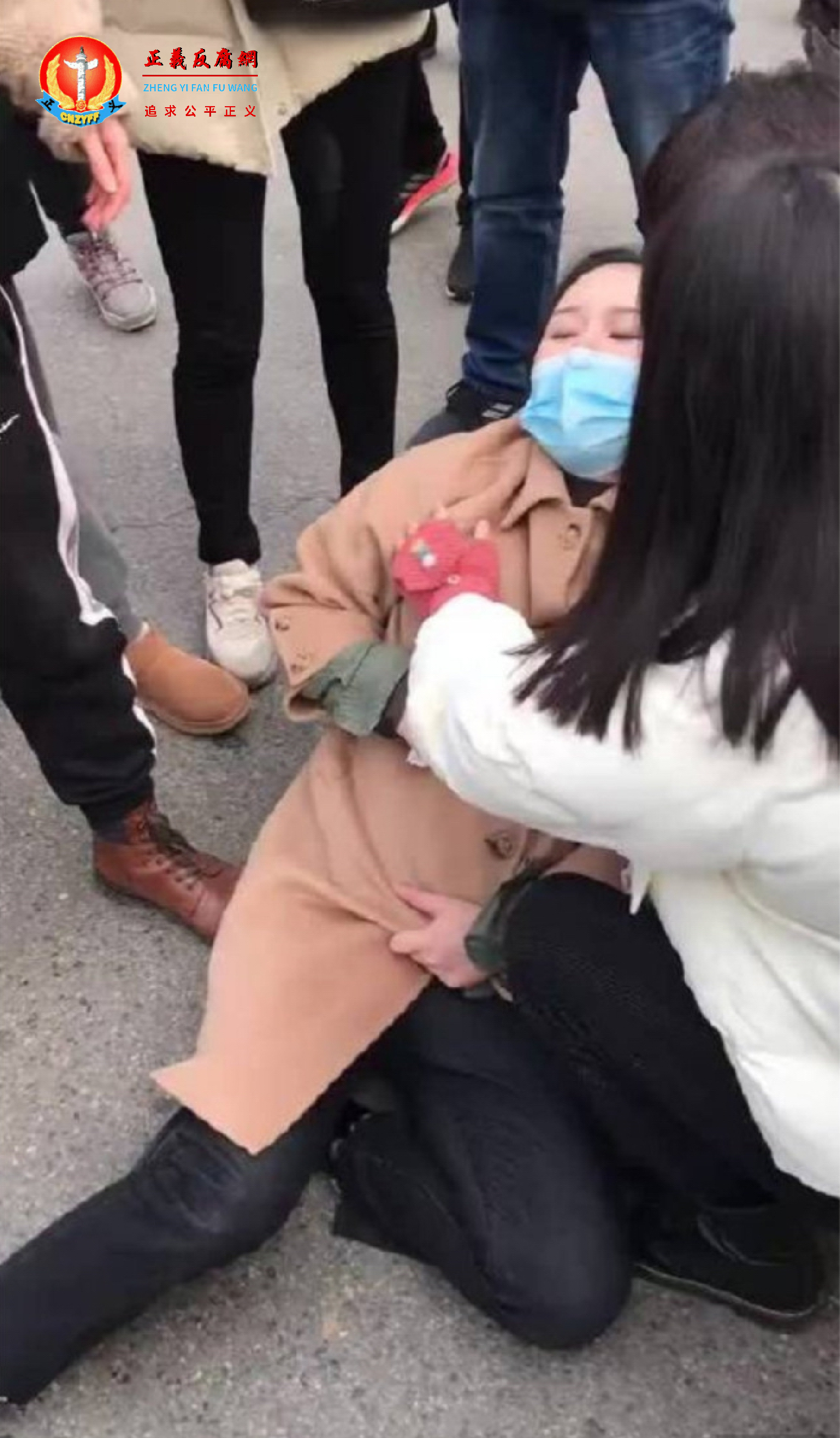 一位孕妇居民被警察殴打在地。.png