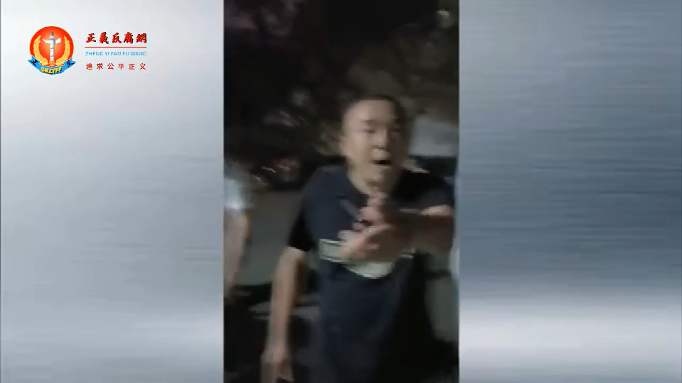 一男子冲着正在录像的陈科云的妻子凶狠地叫嚣要杀死她.png
