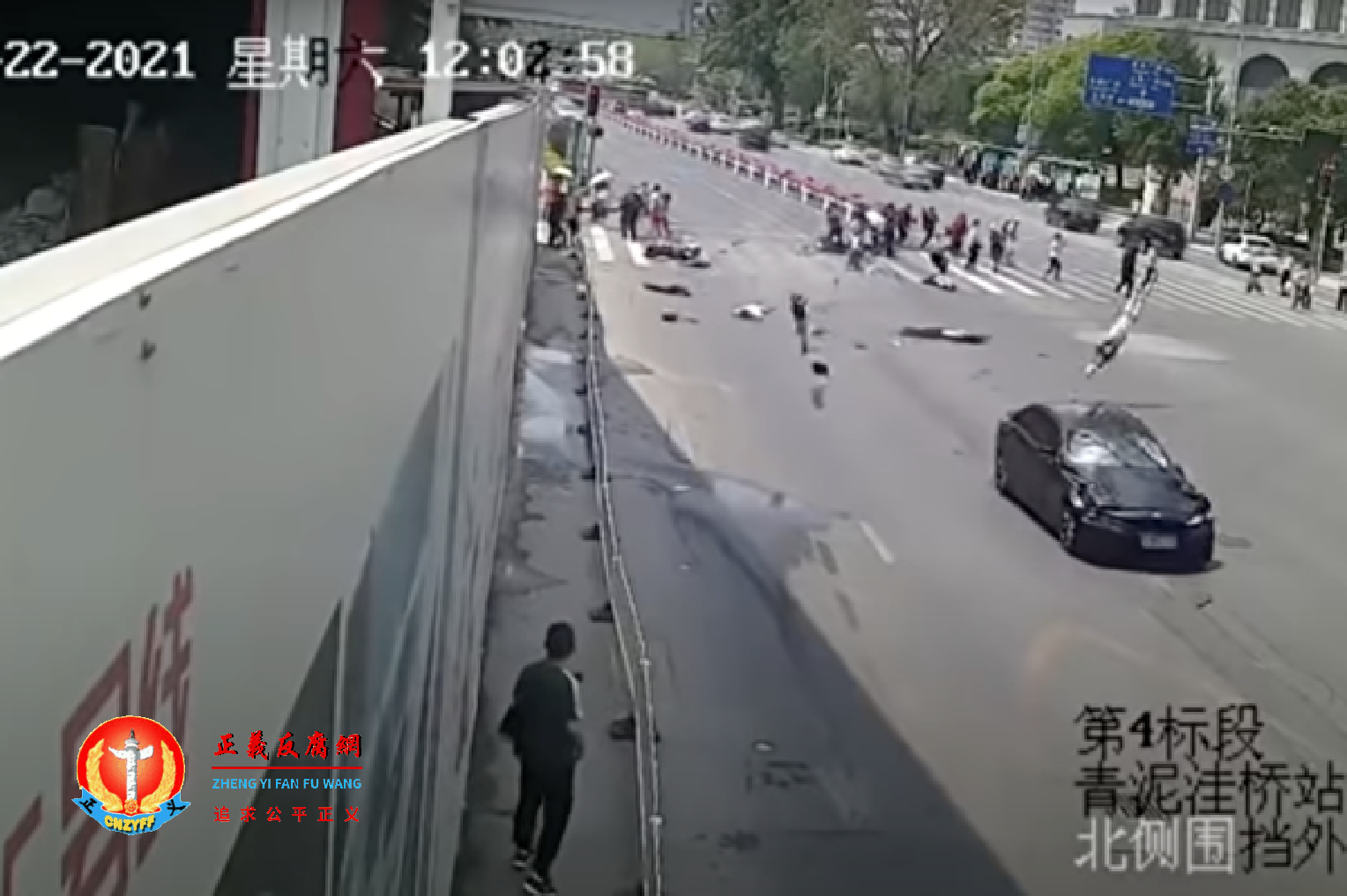 5月22日（周六），辽宁大连劳动公园北门发生严重交通事故，一黑色轿车高速直冲过斑马线的人群，多人瞬间被撞飞。.png