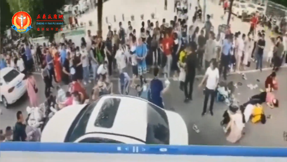 淄博张店区第八中学门口，一辆白车突然冲入等待的家长人群中大致有十多人被撞倒受伤。.png