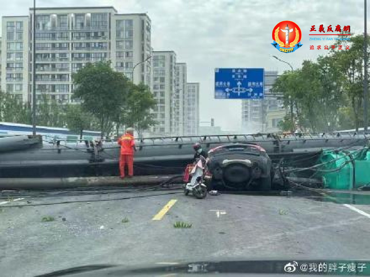 宁波一打桩机突然发生倒塌，砸中一辆路过的黑色小轿车，导致2人死亡。.png