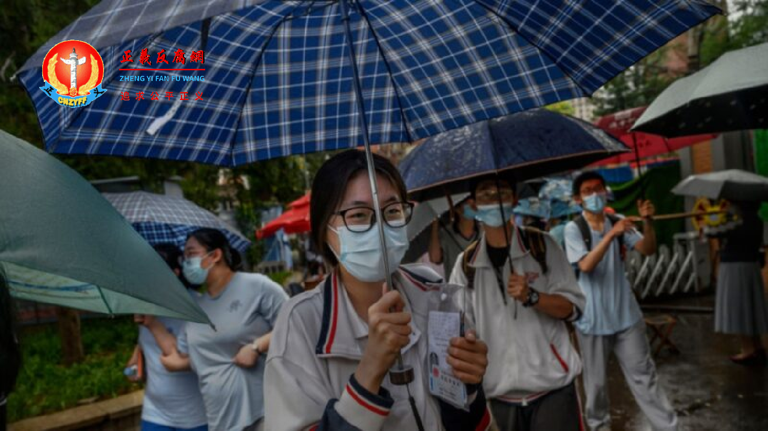2020年7月9日，北京市一所高中的学生们参加完全国高考后，撑着雨伞离开考场。.png
