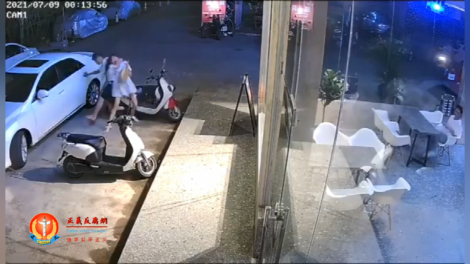 广西钦州灵山县街头一名男子突然窜下轿车，暴力拖拽路边一女子，企图将她掳上车.png