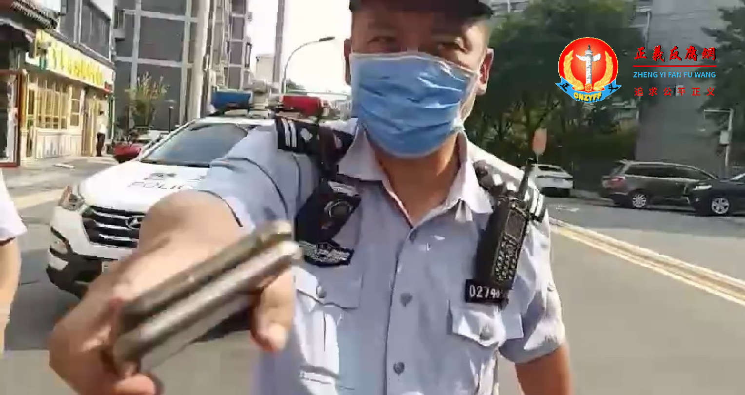 该出警警察（警号027484）充当黑恶势力的保护伞，又是拽住吴远秀，又是抢手机。.png