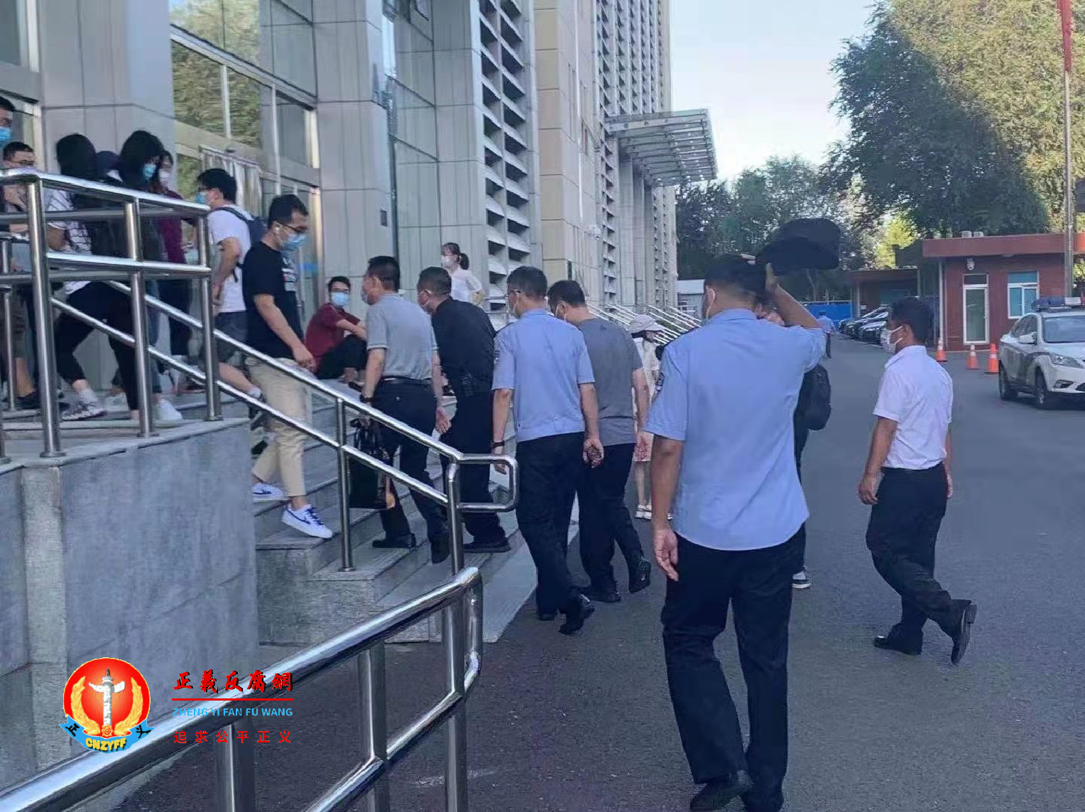 图为8月24日，业主们到北京海淀区政府大楼维权。.png