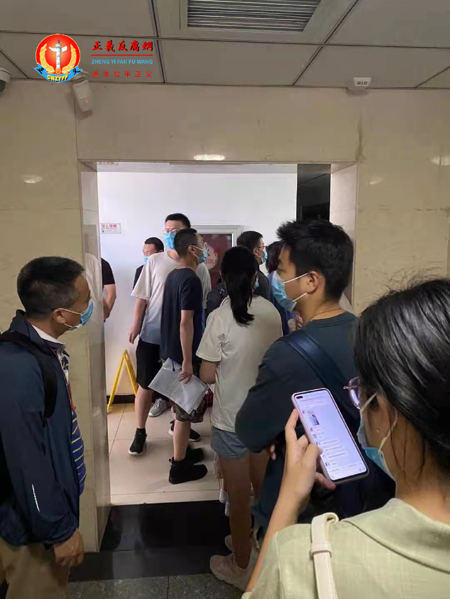 8月24日，业主们到北京海淀区政府大楼里走廊上维权。.png