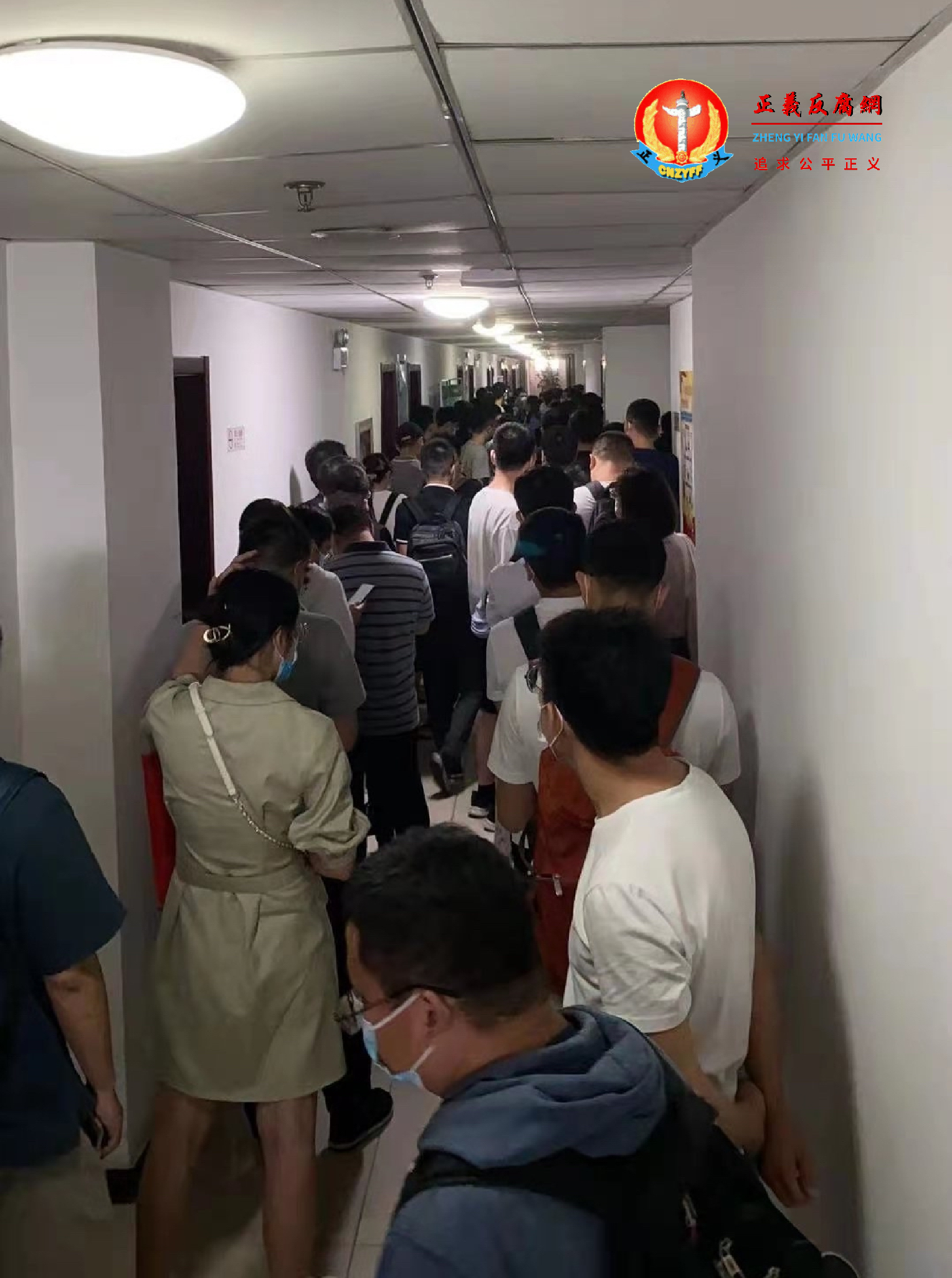 8月24日，业主们到北京海淀区政府大楼里会议走廊上维权。.png