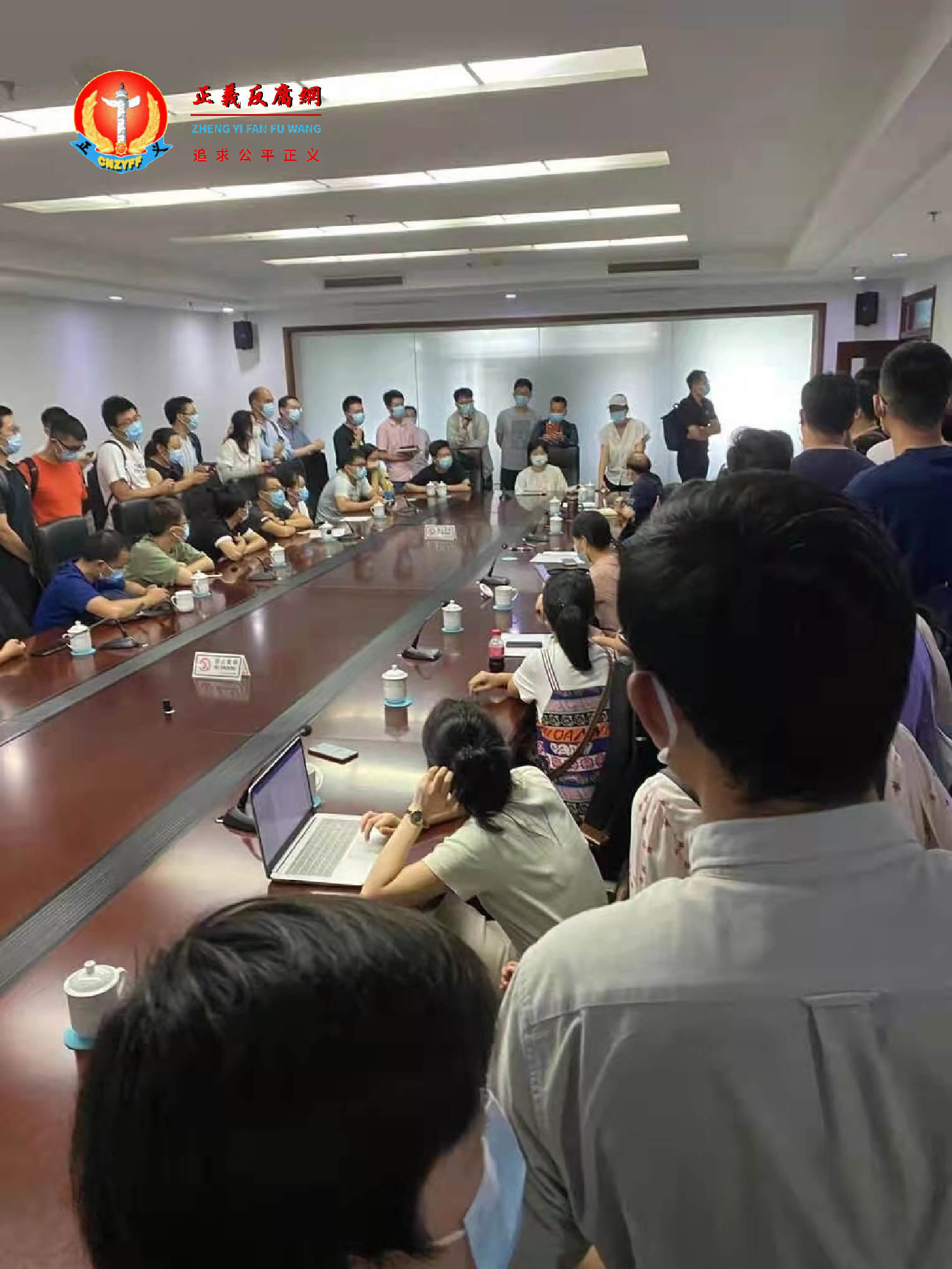 8月24日，业主们到北京海淀区政府大楼里会议室维权。.png