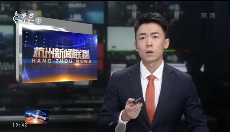 杭州《新闻联播》出现播出事故，提词机失灵，男主播不停敲按遥控器。.png
