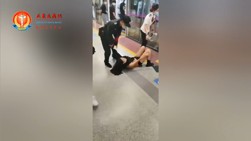 女子在西安地铁3号线列车上与人发生争执遭保安暴力拖出车厢几乎全裸.png