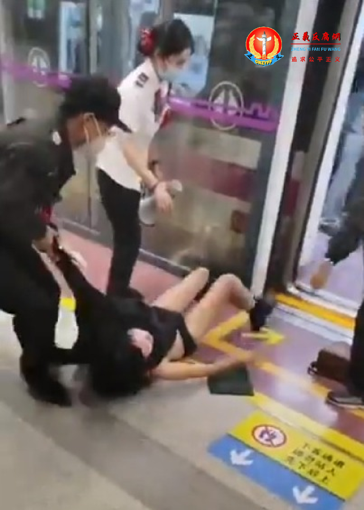 西安地铁一名女子与人发生争执，被保安强行拖出车厢.png