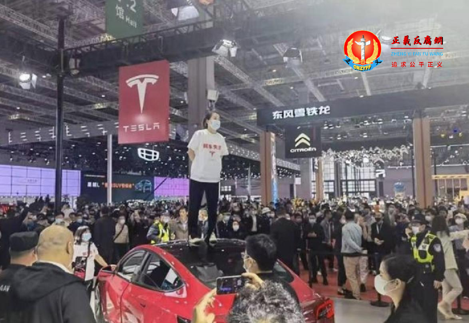 上海国际车展上，“车顶维权”车主张女士。.png