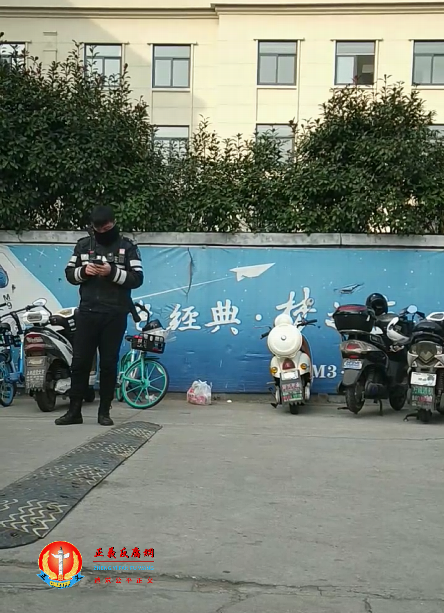 在南京168酒店广场监控吴菊芳的警察.png
