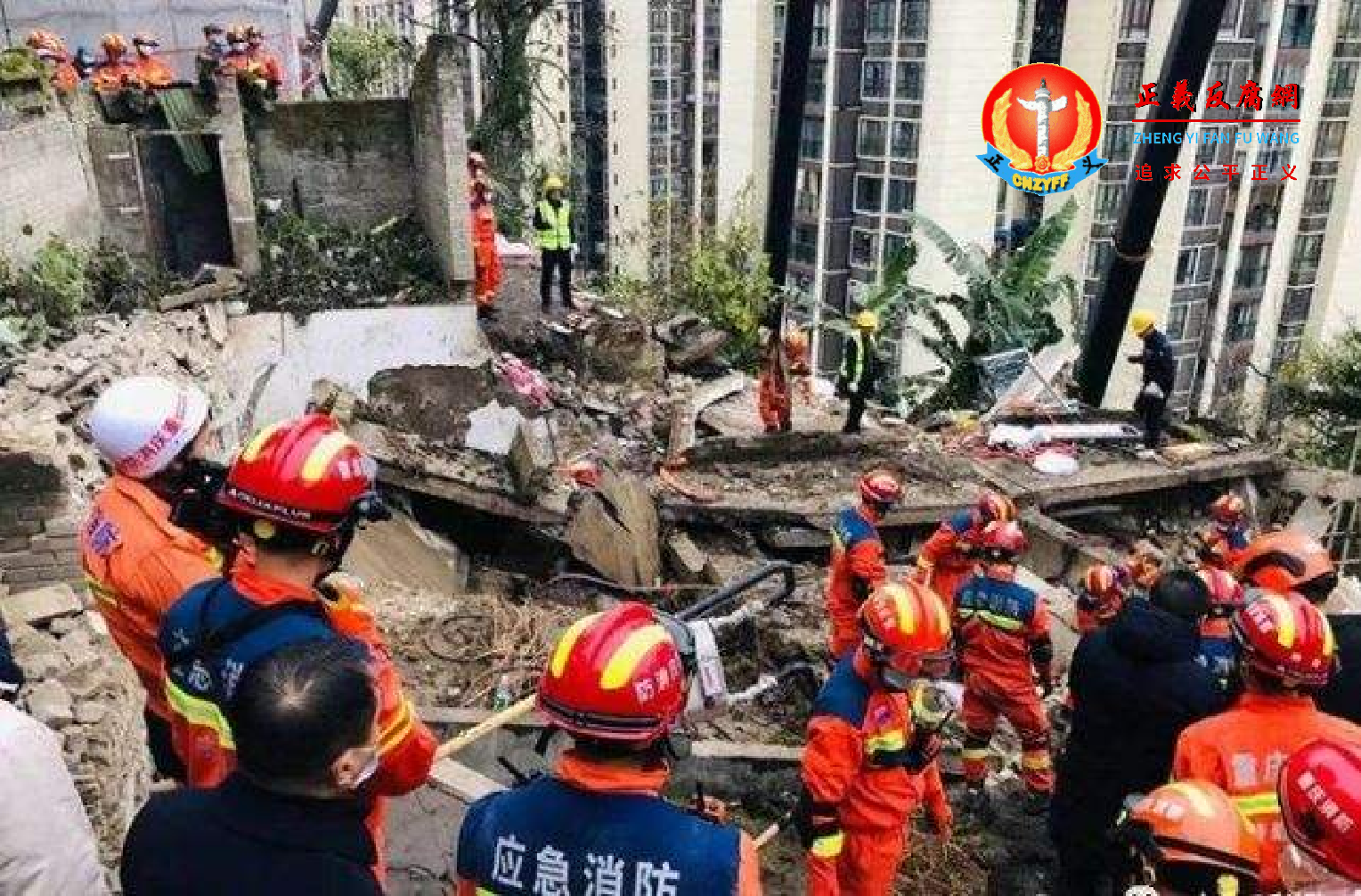 1月7日，重庆市发生特大爆炸事故，导致武隆区凤山街道办事处食堂发生垮塌。救援现场.png