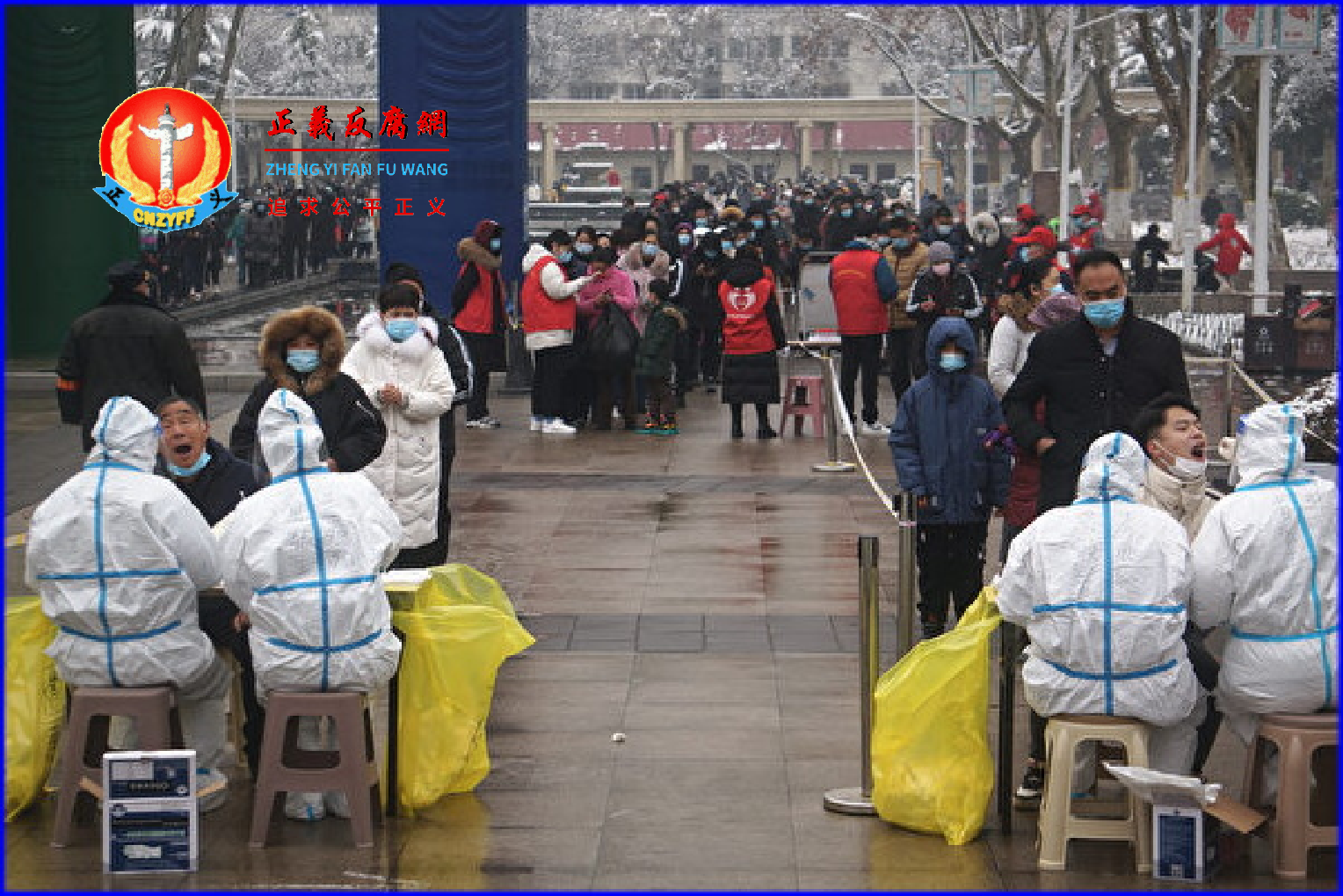 2022年1月5日河南省郑州市大规模检测，居民排队接受新冠病毒核酸检测。.png