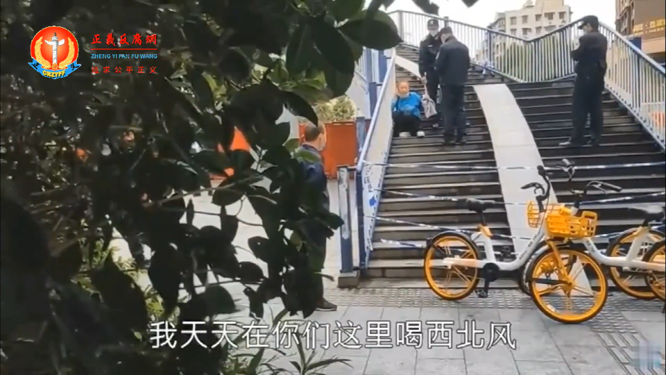 2022年11月27日，广州一位女士试图走出被封控已久的海珠区，被警察拦截，铐在人行天桥的楼梯上。.png