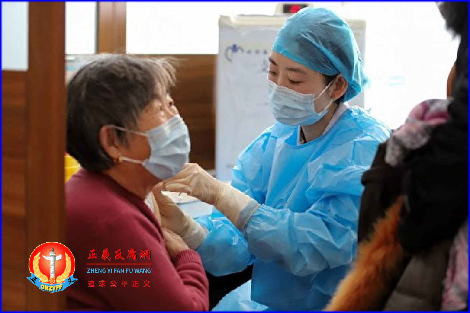 2022年1月9日，山东省荣成市一位老人正在接受病毒疫苗的加强注射。.png