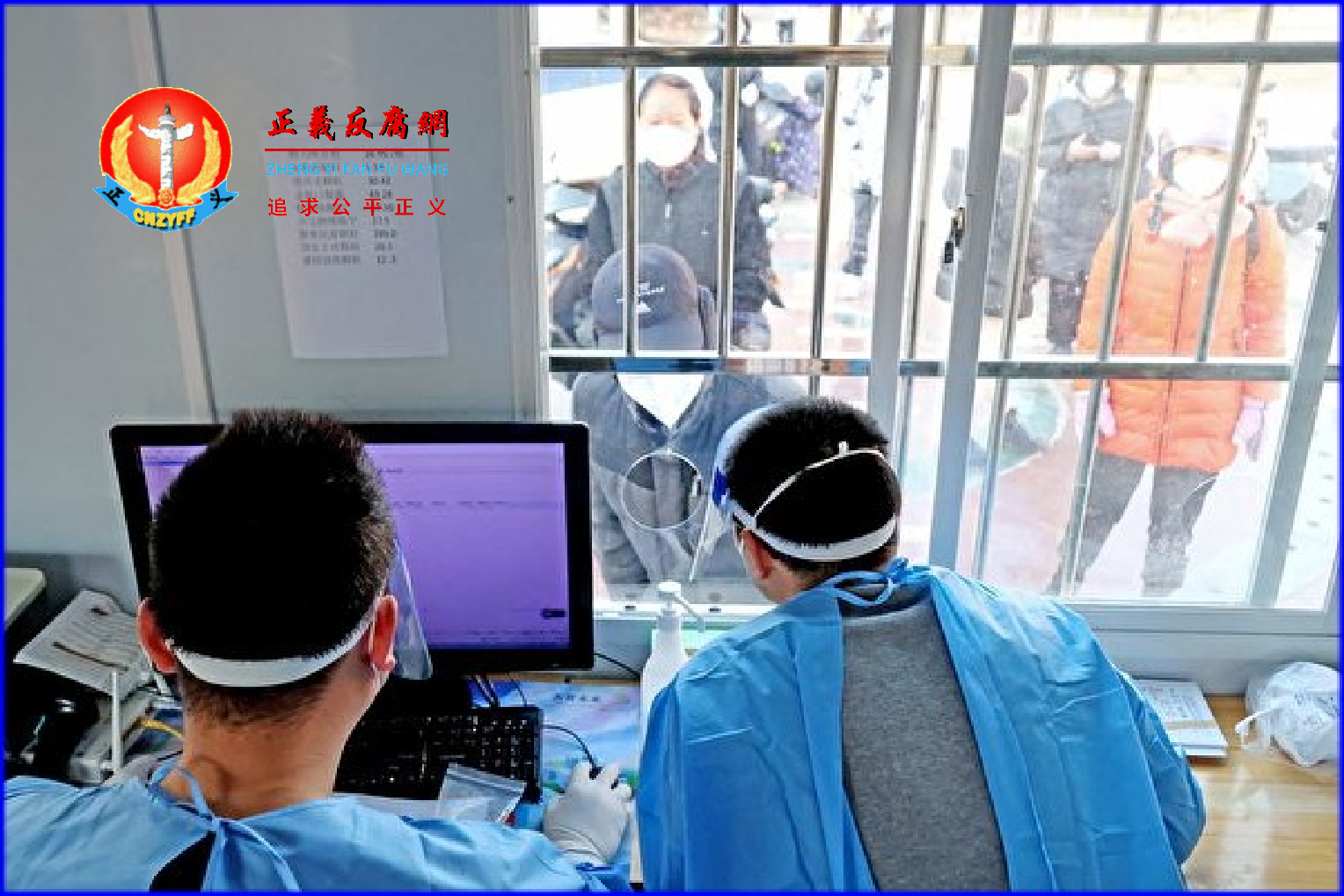 2022年12月22日，中国东部江苏省连云港市的一家医疗服务机构的工作人员，屋外的病人正排队等待就诊。.png