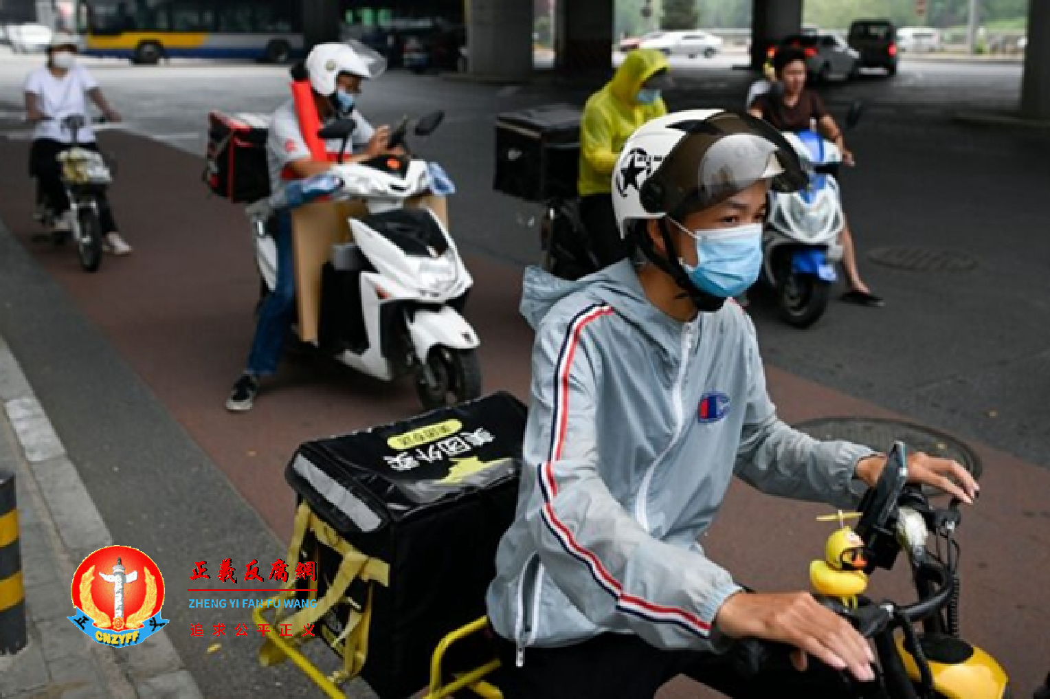 在北京一条街道上，戴着口罩的送外卖小哥骑着电动车送外卖。.png