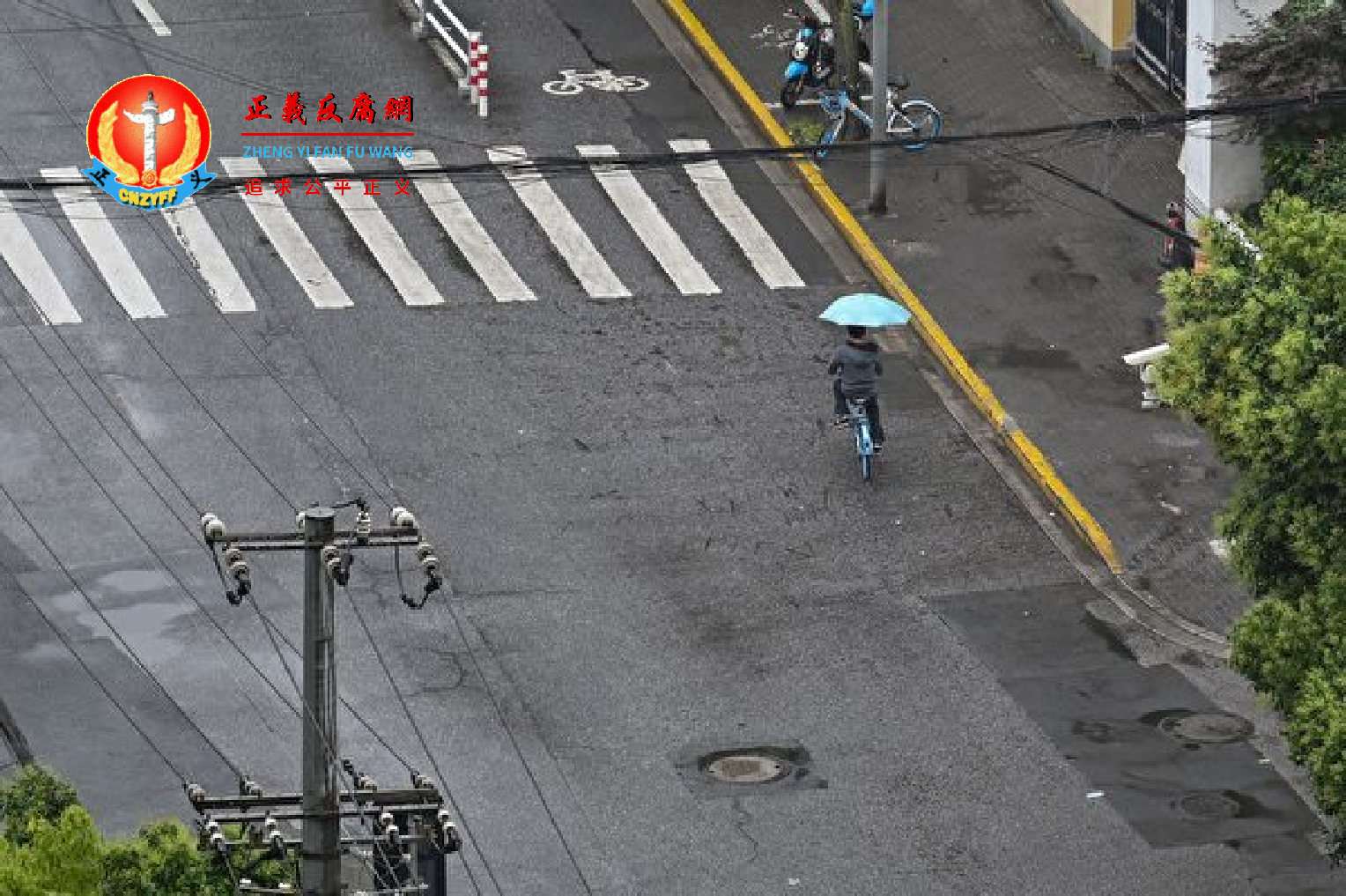 2022年5月24日，一名上海市民在空荡荡的街道上骑行。.png