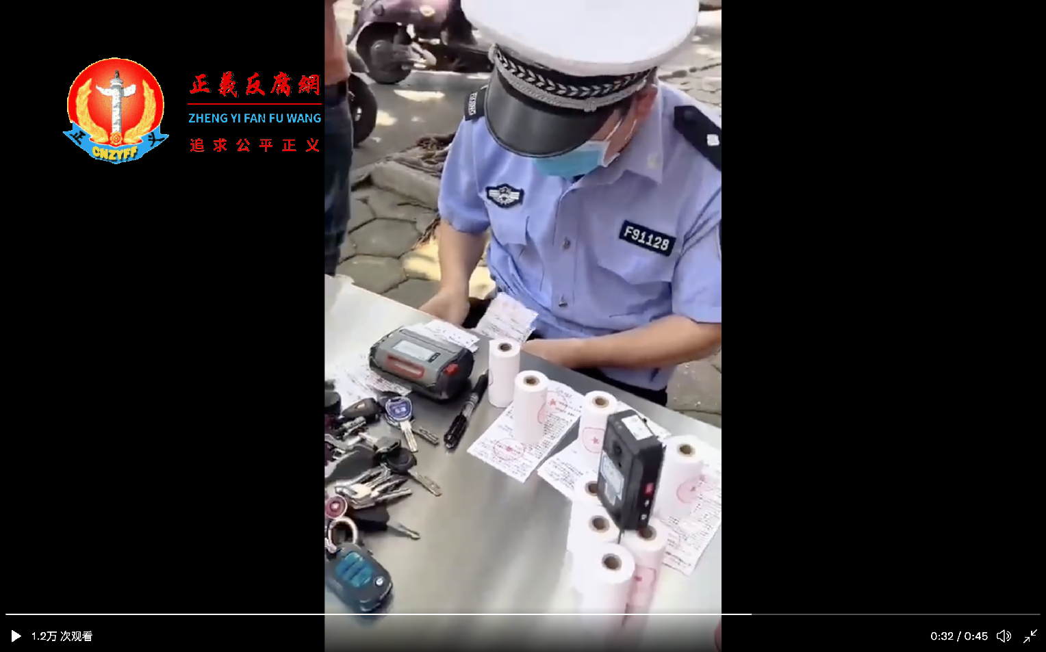 广西柳州市公安局交通警察支队柳江大队一名协警在检查点清点罚单。.png