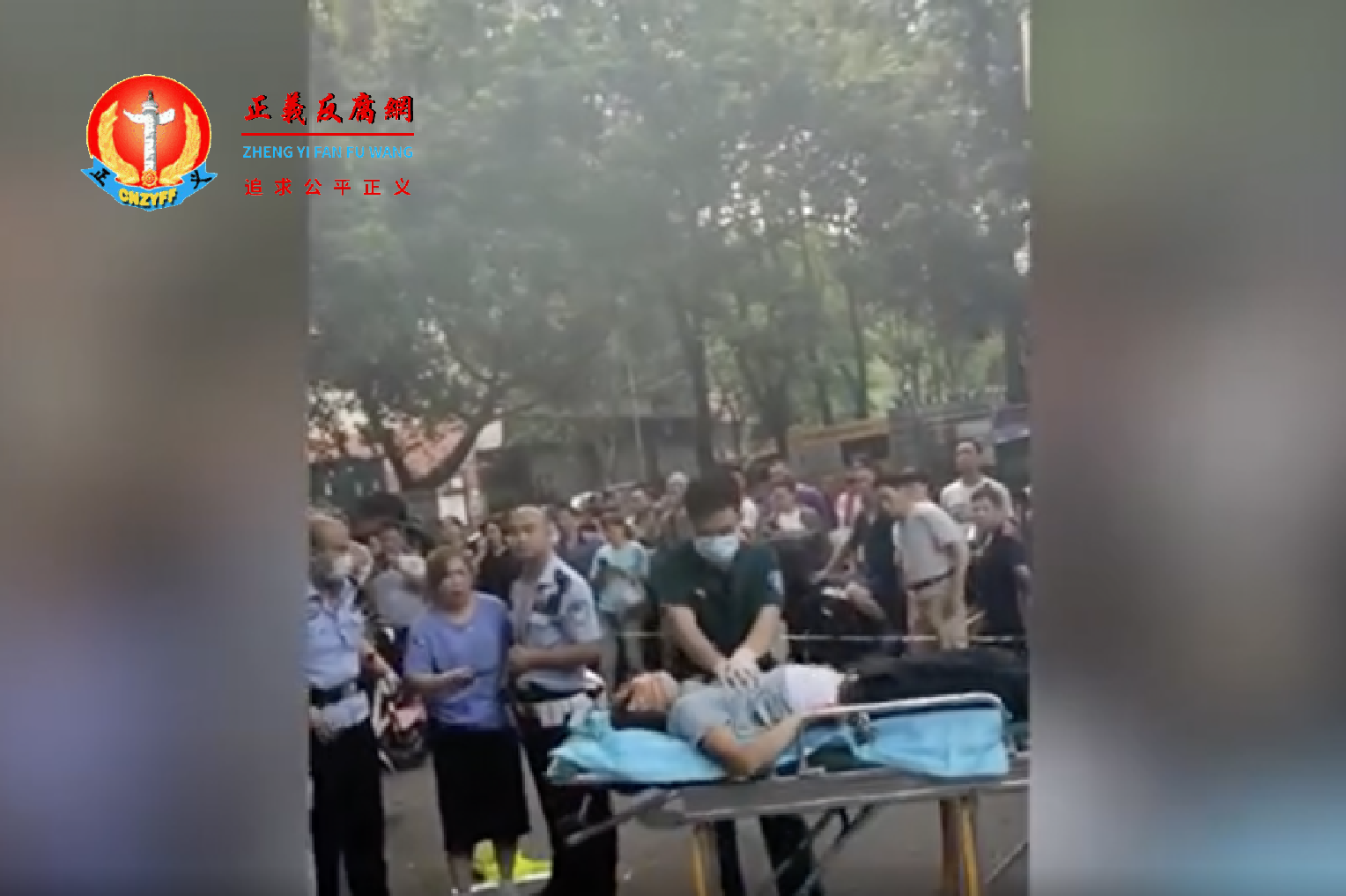 被民警击中者倒在地上49岁男市民，救援人员施救无果后用担架将他抬走。.png