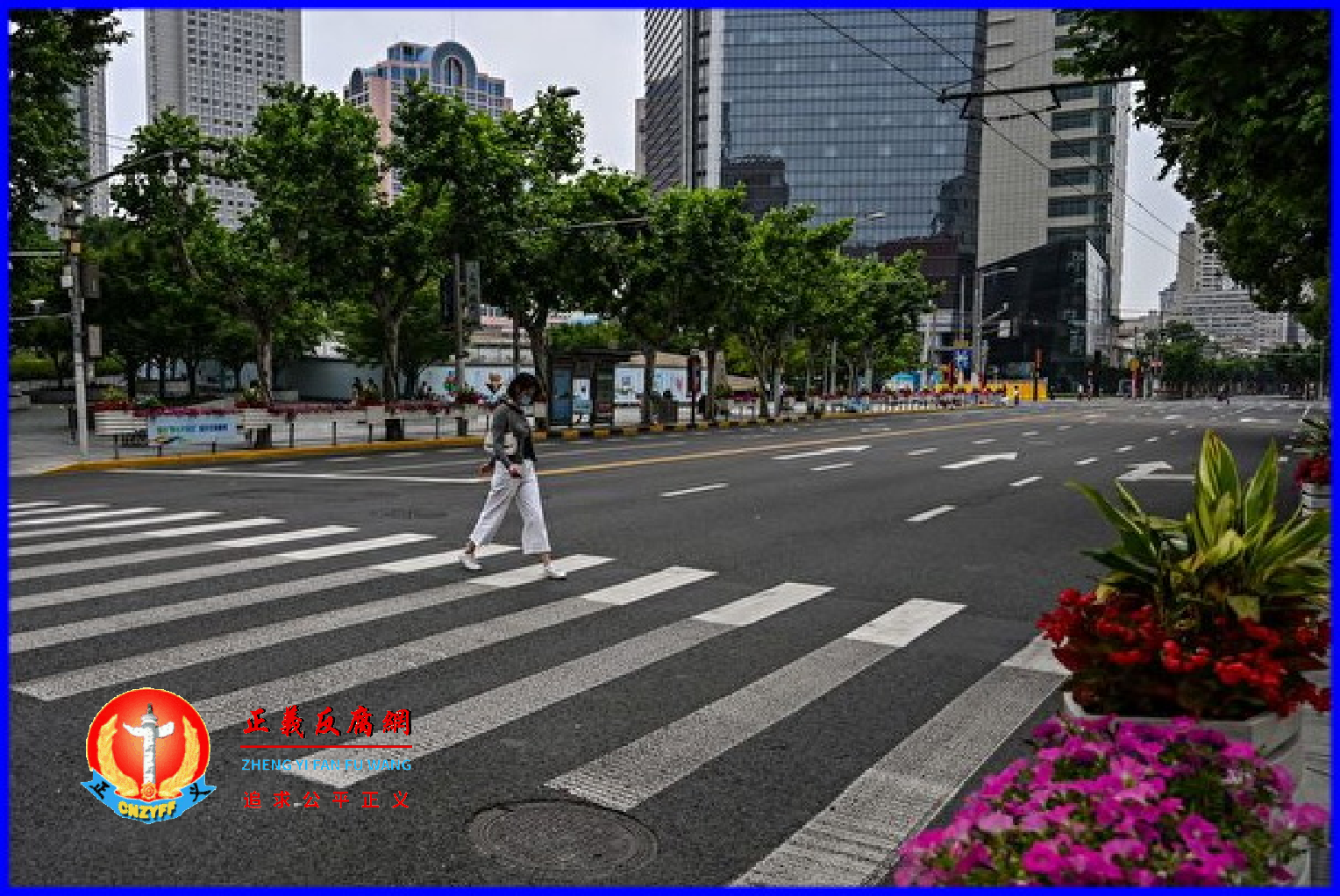 图为2022年5月30日，上海静安区封锁期间，一名妇女正在街道上行走。.png