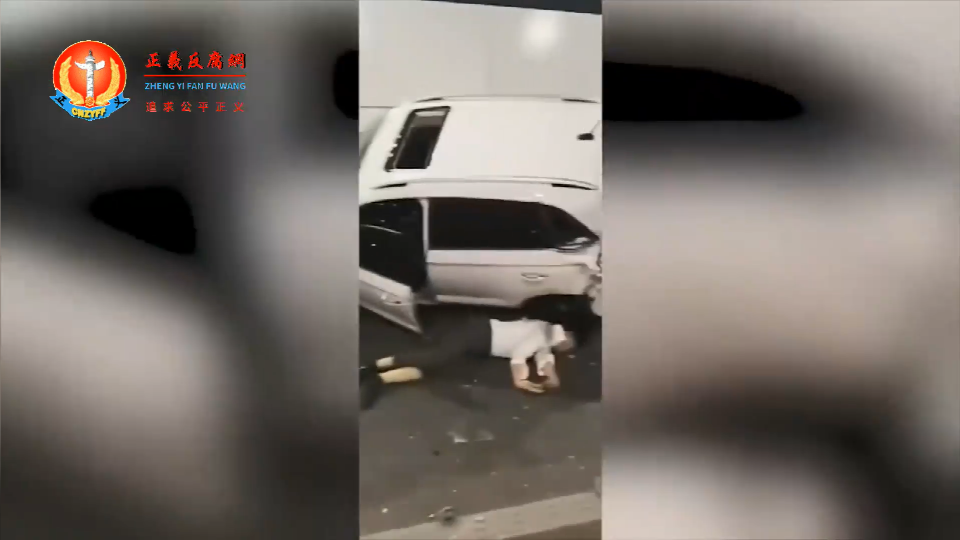 9月23日，浙江衢州一隧道内发生8车追尾交通事故，其中一名身穿白衣的男子被车撞倒辗过.png