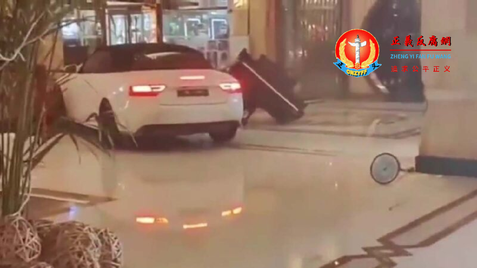 2023年1月10日，一辆白色奥迪撞入上海浦东新区金陵紫金山大酒店大堂，左冲右突。.png