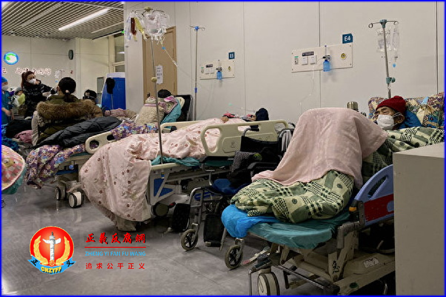 2022年12月28日，天津市南开医院，COVID-19（新冠病毒）患者躺在病床上。各地城市面临COVID-19感染人数激增、药品短缺以及医院病房人满为患的问题。.png