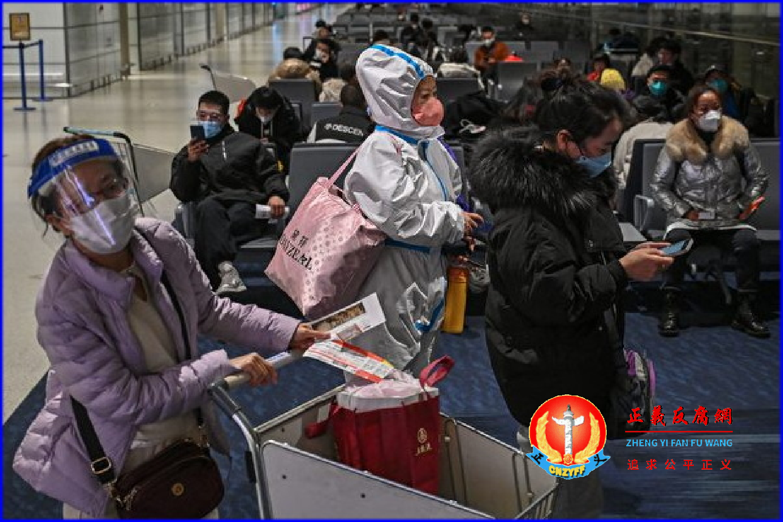 图为2023年1月3日，有乘客身穿防护服，在上海浦东国际机场等待登机。.png