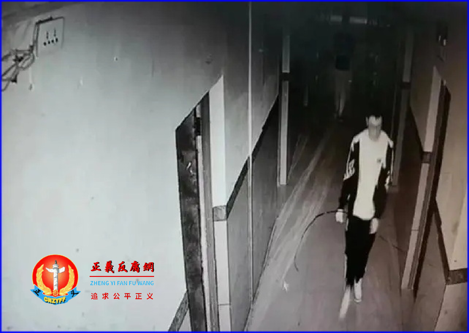 监控视频截图：2022年10月14日下午17点49分，胡鑫宇出现在宿舍一楼门口。.png