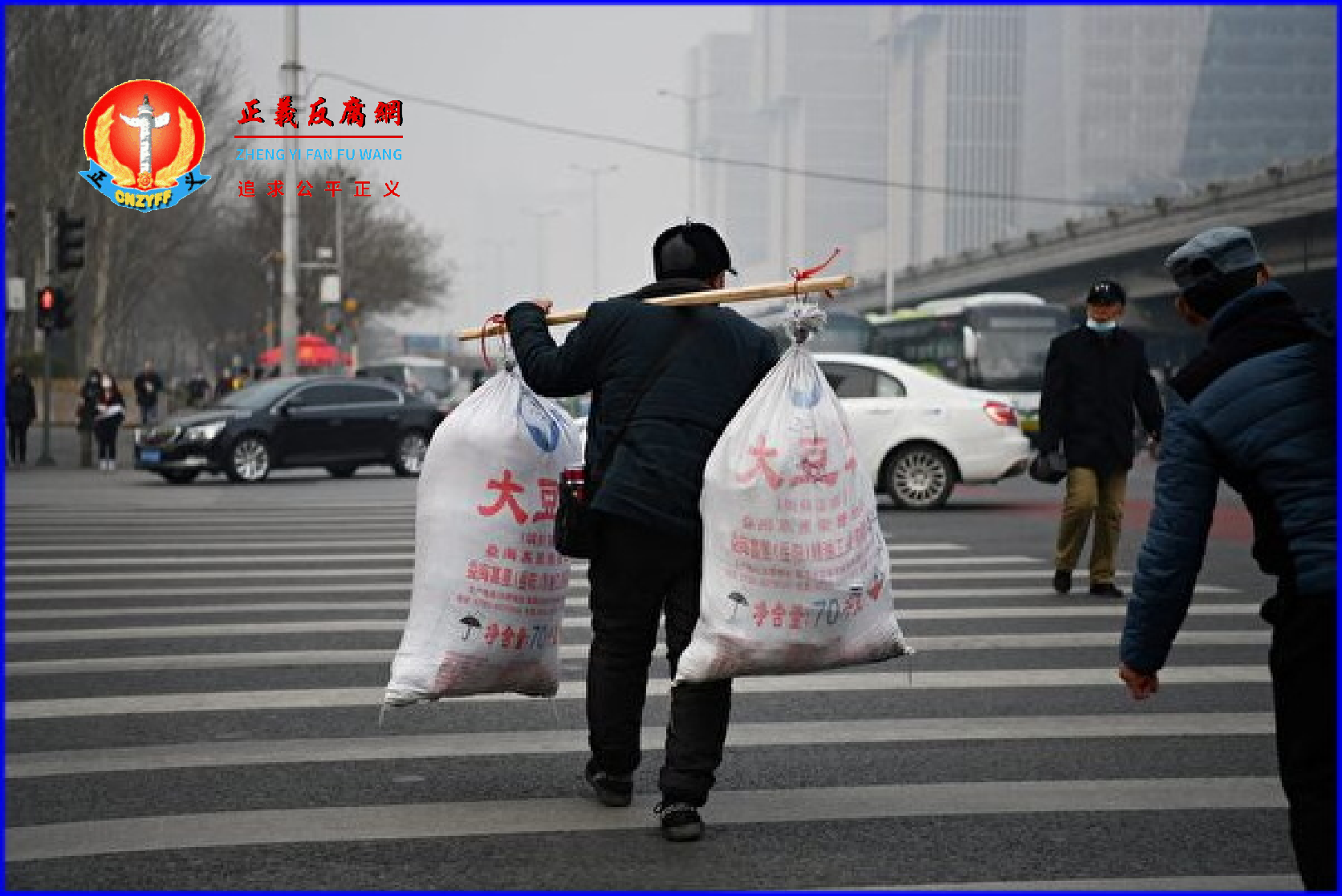 图为2021年3月10日，一名农民工乘坐长途巴士抵达北京。.png