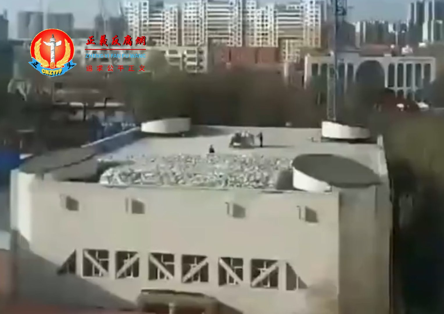 2023年7月23日，黑龙江齐齐哈尔市第34中学体育馆顶棚坍塌。事发楼顶铺着大量袋装材料堆放在体育馆楼顶。.png