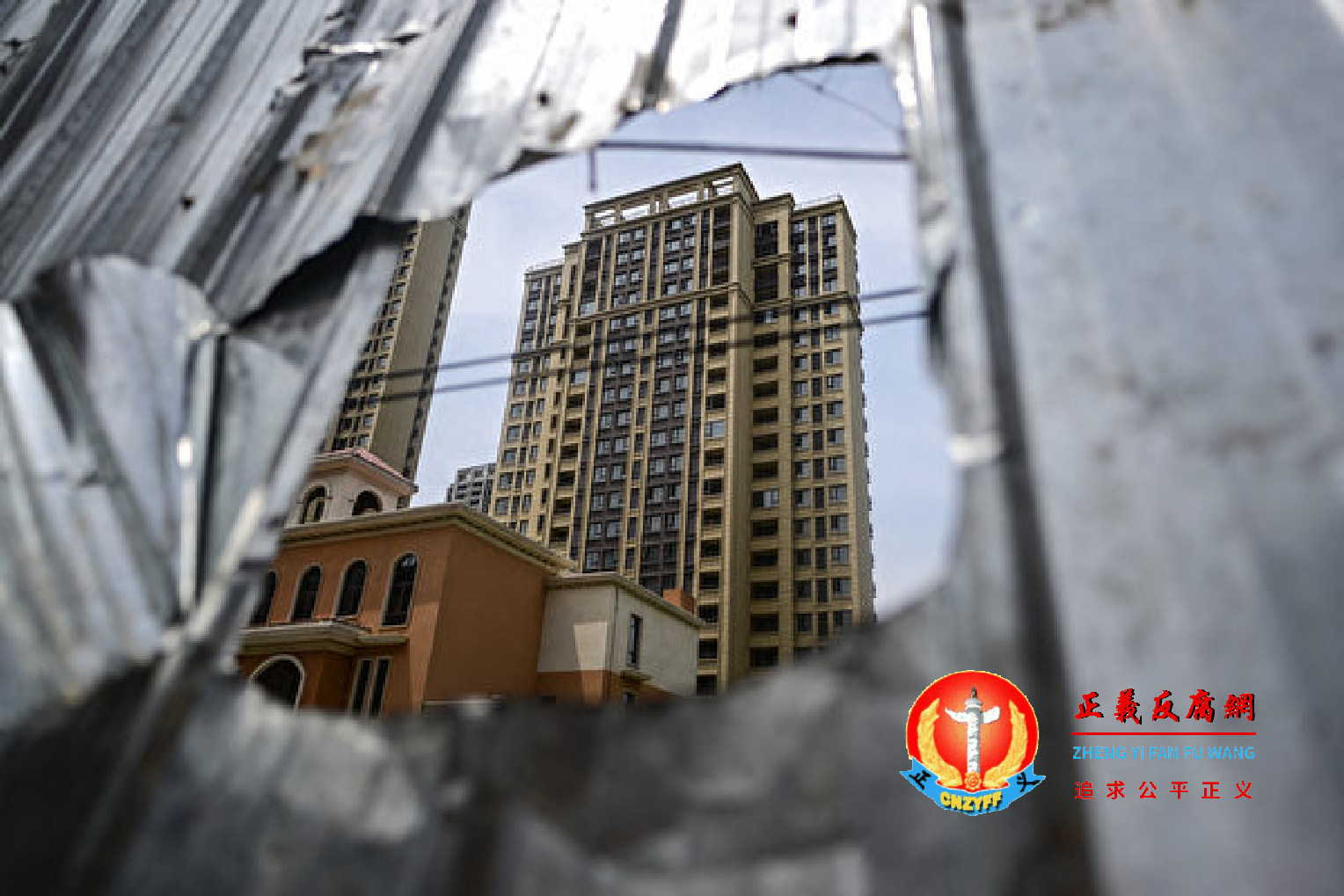 中国经济日益陷入困境，房地产市场的低迷状态仍在加剧，繁荣不再。图为2023年6月20日，河南省郑州市新郑市一栋未完工的公寓楼。.png